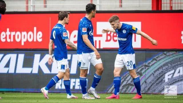  沙尔克04历史性降级引发球迷抗议潮  