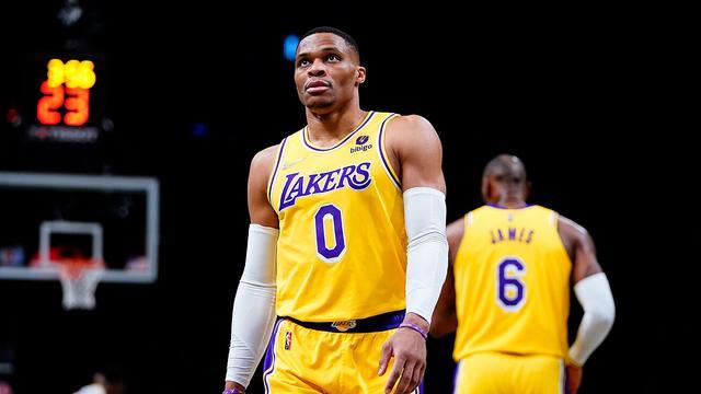  詹姆斯41分12板率湖人险胜雷霆  